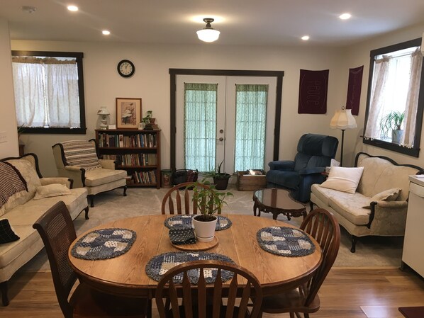 Interior - Cozy two bedroom house close to Middlefield, and not far from Route 80 and 422 (West Farmington)