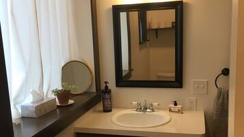 Toallas, jabón, shampoo, papel de baño