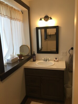 Handtücher, Seife, Shampoo, Toilettenpapier