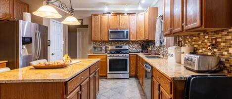 Kylskåp, mikrovågsugn, ugn och spishäll