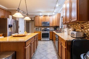 Fridge, microwave, oven, stovetop - Family-friendly MTN luxury home in Poconos. Abundant spaces, and stunning views. (East Stroudsburg)