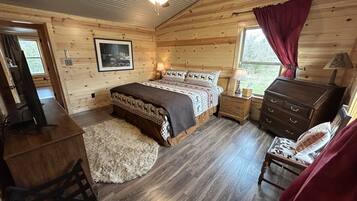 3 soverom, skrivebord, strykejern/-brett og reiseseng for barn