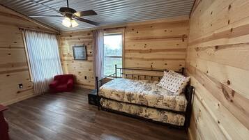 3 slaapkamers, een bureau, een strijkplank/strijkijzer, reisbedje