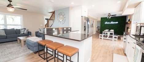 TV connectée, cheminée, jeux vidéo