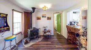 Interior - Cozy Home✨ the best ofGatlinburg and National Park. WALK to the River (SEVIERVILLE)