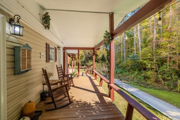 Terrace/patio - Cozy Home✨ the best ofGatlinburg and National Park. WALK to the River (SEVIERVILLE)