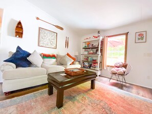 Smart TV, fireplace, video games, DVD player - Cozy Home✨ the best ofGatlinburg and National Park. WALK to the River (SEVIERVILLE)