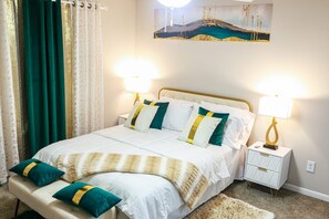 2 bedrooms, iron/ironing board, WiFi, bed sheets - Chic 2 Bedroom, 2 Bathroom Retreat: Your Ideal Getaway Awaits! (Orlando)