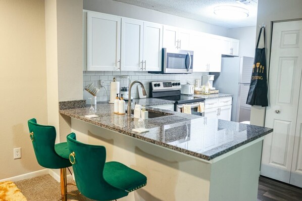Fridge, microwave, oven, stovetop - Chic 2 Bedroom, 2 Bathroom Retreat: Your Ideal Getaway Awaits! (Orlando)