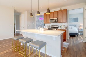 冷蔵庫、電子レンジ、オーブン、コンロ