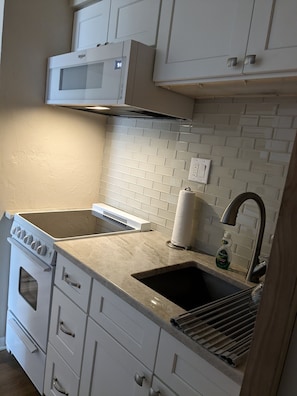 Geladeira, micro-ondas, fogão, cooktop