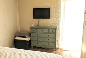 1 bedroom, desk, free WiFi, bed sheets - Naples is here to enjoy with your doggies! (Naples)