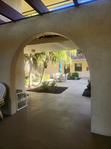 Modern condo, lrg heated pool & newer Olympic size pool. 6mi to beach-no age res