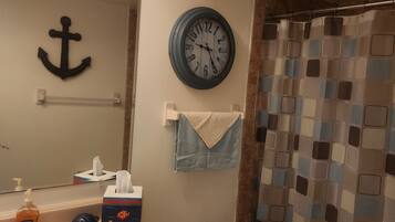 ヘアドライヤー、タオル、石鹸、シャンプー