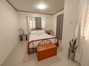 3 bedrooms, desk, iron/ironing board, free WiFi