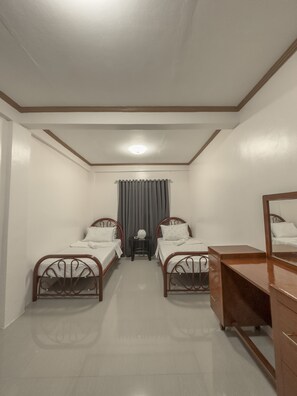 3 bedrooms, desk, iron/ironing board, free WiFi