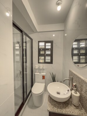 Shower, bidet, towels, soap - La-Rivière: 3-bedroom family-sized house (Lal-lo)