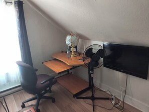 Interior - Cozy downtown one bedroom free parking (Kingston)