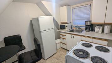 Een koelkast, een magnetron, een oven, een koffiezetapparaat/waterkoker