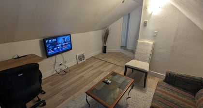Cozy downtown one bedroom free parking
