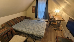 1 dormitorio, tabla de planchar con plancha, wifi y ropa de cama