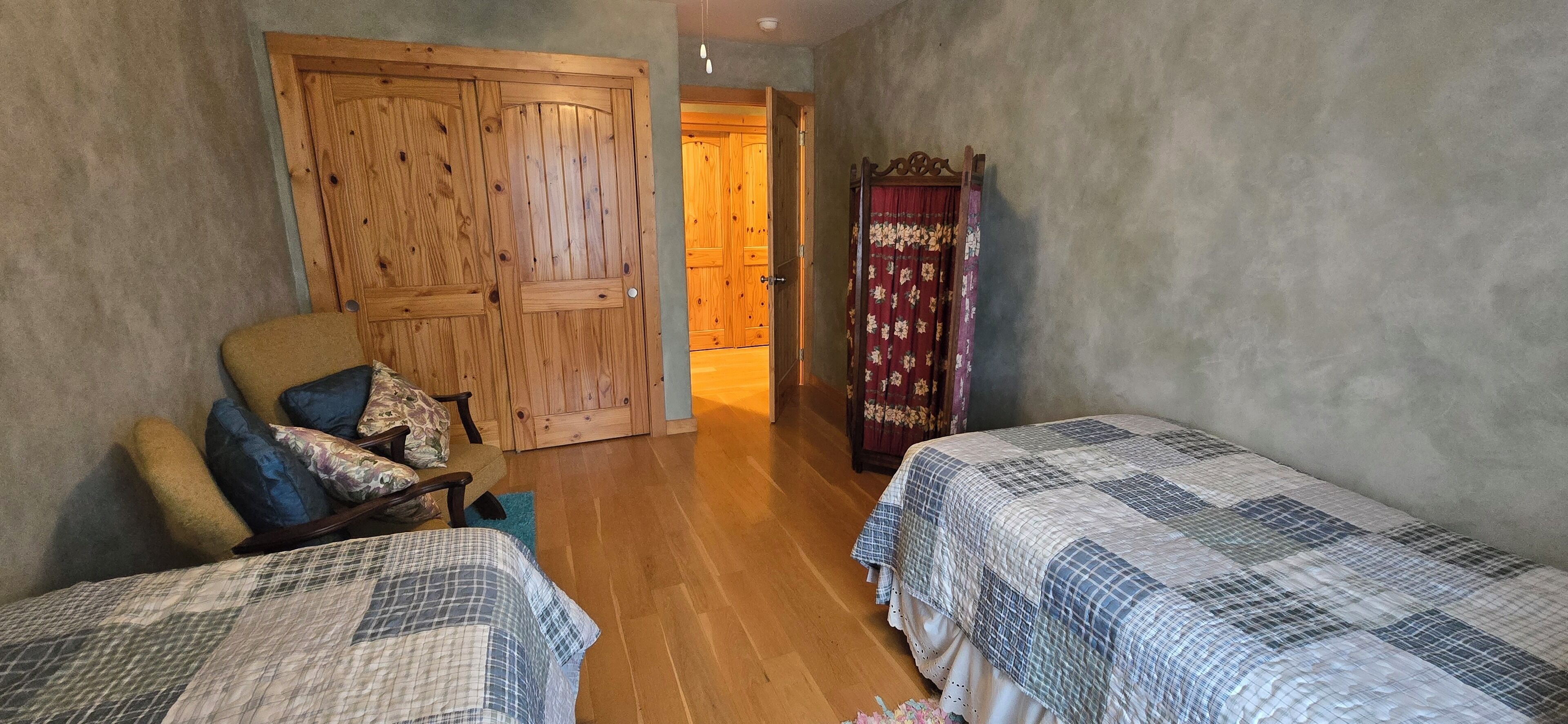 3 makuuhuonetta, työpöytä, silitysrauta/-lauta, ilmainen Wi-Fi