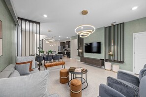 Smart-TV, Videospiele, Tischfußball, Bücher