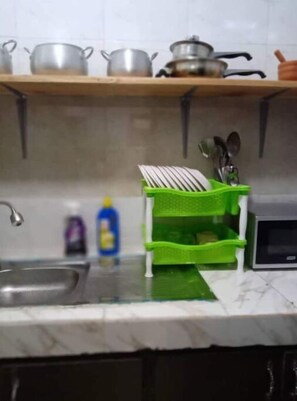Fridge, microwave, oven, coffee/tea maker - Lindsay residence (Abidjan)