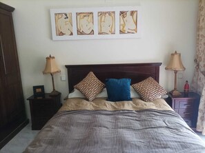 3 bedrooms, iron/ironing board, free WiFi, bed sheets - BEAUTIFUL VILLA WITH VIEWS OF THE SEA AND THE MOUNTAINS.
WITH WELLCOME PACK!!!! (Calpe)