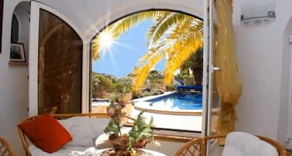 ENJOY A MARVELLOUS HOUSE AND THE SUMMER THE WHOLE YEAR