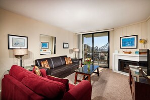 TV, caminetto, tavolo da calcetto, tavolo da ping pong