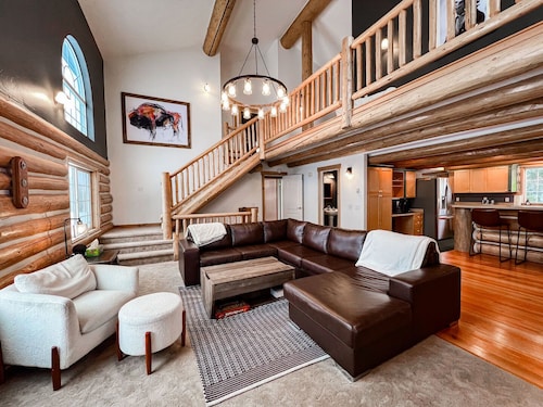 Glacier Dream Escape! Pet Friendly, 6 Bed / 4.5 Bath, Sleeps 12, Private Acreage, Trees Galore!