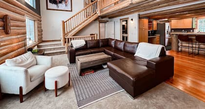 Glacier Dream Escape! Pet Friendly, 6 Bed / 4.5 Bath, Sleeps 12, Private Acreage, Trees Galore!