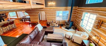 Glacier Dream Escape! 6 Bed / 4.5 Bath, Sleeps 12!