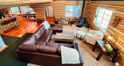 Glacier Dream Escape! 6 Bed / 4.5 Bath, Sleeps 12!