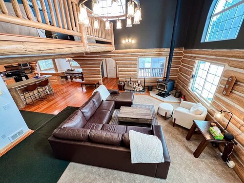 Glacier Dream Escape! 6 Bed / 4.5 Bath, Sleeps 12!