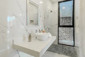 Deluxe Double Room | Bathroom | Shower, rainfall showerhead, hair dryer, towels - Meriblau Hotel Boutique (Mérida)