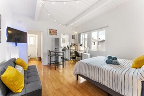 1 bedroom, iron/ironing board, WiFi, bed sheets - Cozy Studio near WeWork, Sony, DT Culver City & Marina Del Ray w/ Parking (Los Angeles)