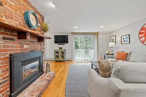 Smart TV, chimenea, libros
