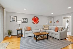 Smart TV, chimenea, libros