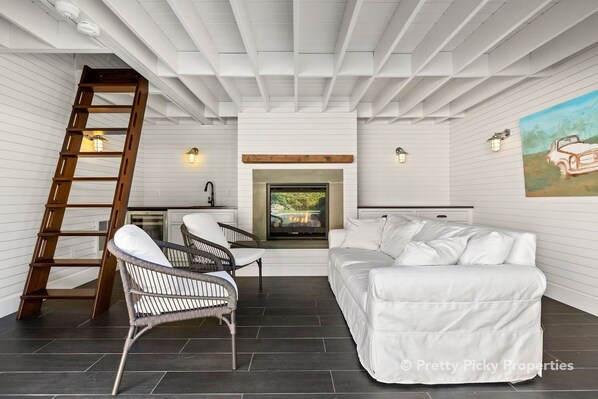 テレビ、暖炉、書庫、ステレオ