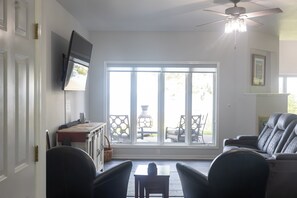 Fernseher, Kamin, Bücher