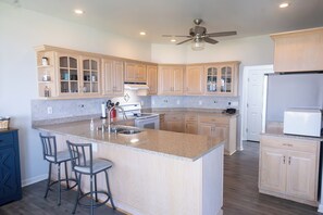 Fridge, microwave, oven, stovetop - Superior Retreat: A Summer Escape Like No Other – Waterfront Bliss Awaits (Atlantic Mine)