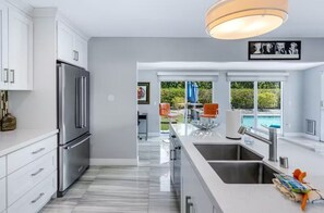 ثلاجة، ميكروويف، فرن، موقد طهي مسطح