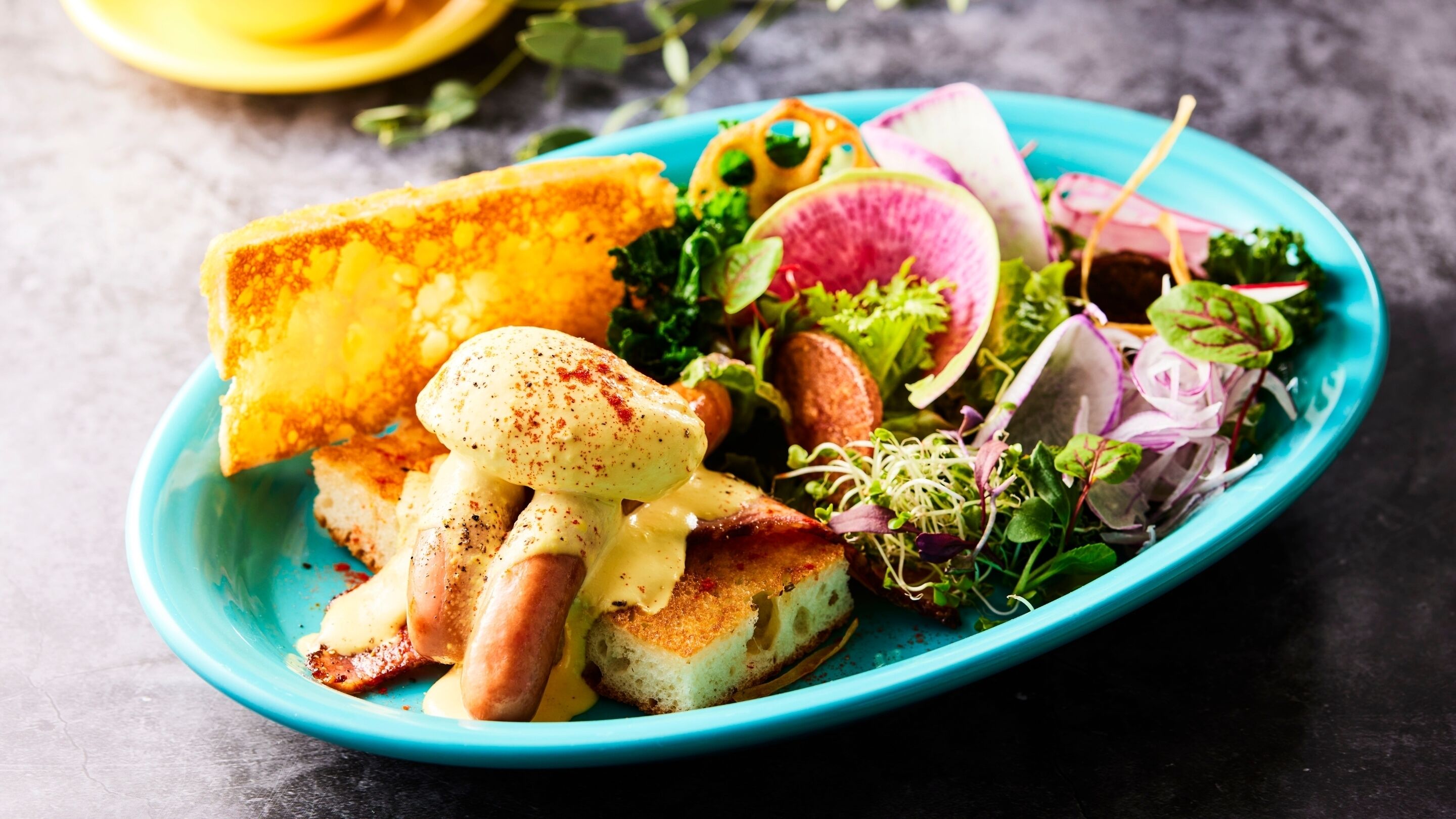 Een bord met diverse soorten eten, waaronder geroosterd brood, een gepocheerd ei en een salade met radijsjes en bladgroenten.