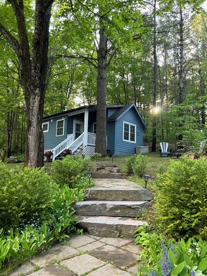Exterior - Riverside Blue… Your cozy guesthouse for all things Muskoka.!! (Bracebridge)