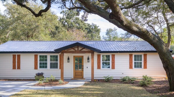A single-story house with a gabled roof, a front porch, and a front door. - Cozy Home Near Folly Field Beach (Hilton Head Island)