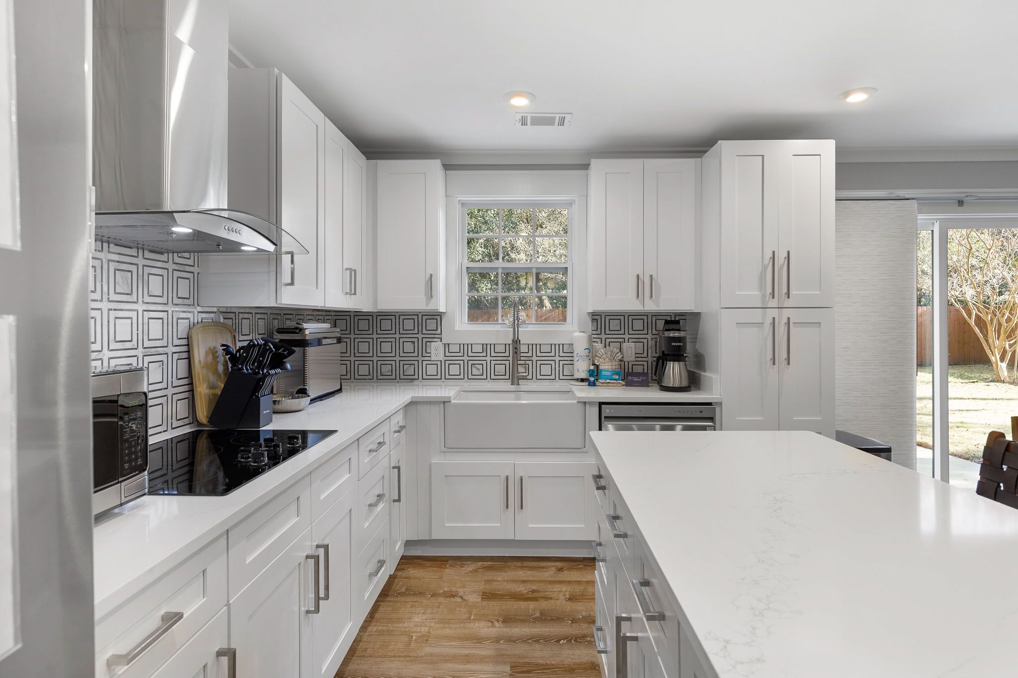 Réfrigérateur, micro-ondes, plaque de cuisson, lave-vaisselle