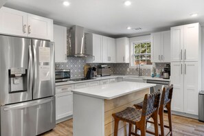 Réfrigérateur, micro-ondes, plaque de cuisson, lave-vaisselle