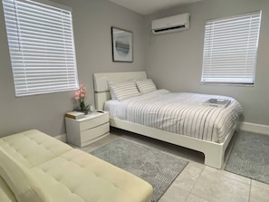1 habitación, tabla de planchar con plancha y cuna de viaje 